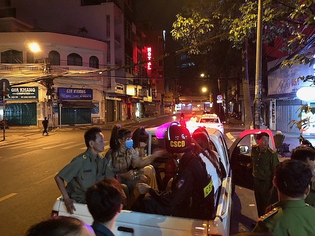 Gần 80 "chân dài" nhốn nháo khi cảnh sát đột kích tụ điểm ăn chơi gan 80 chan dai nhon nhao khi canh sat dot kich tu diem an choi
