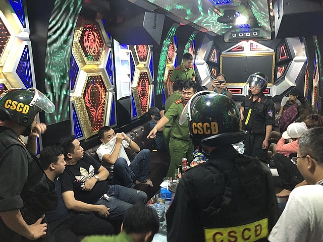 Gần 80 "chân dài" nhốn nháo khi cảnh sát đột kích tụ điểm ăn chơi gan 80 chan dai nhon nhao khi canh sat dot kich tu diem an choi