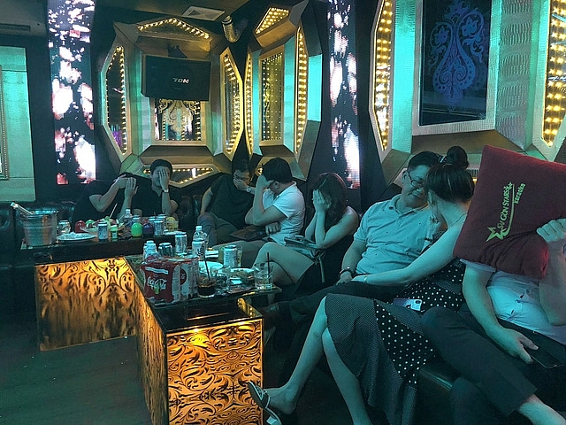 Gần 80 "chân dài" nhốn nháo khi cảnh sát đột kích tụ điểm ăn chơi gan 80 chan dai nhon nhao khi canh sat dot kich tu diem an choi