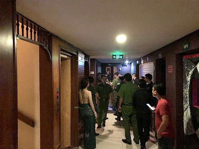 Gần 80 "chân dài" nhốn nháo khi cảnh sát đột kích tụ điểm ăn chơi gan 80 chan dai nhon nhao khi canh sat dot kich tu diem an choi