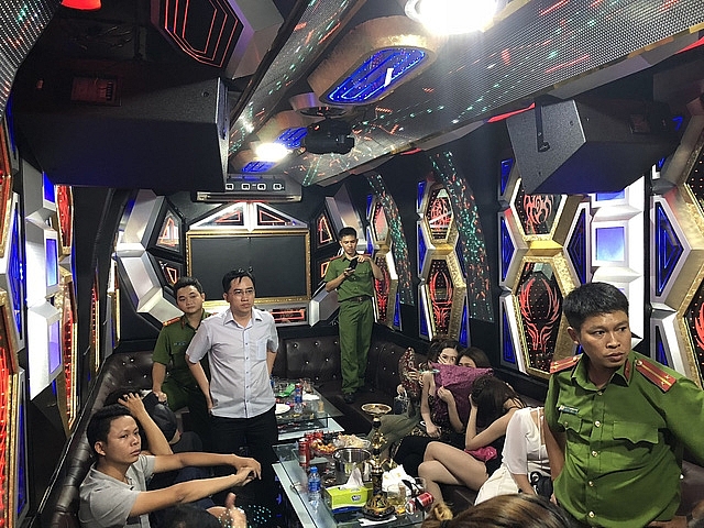 Gần 80 "chân dài" nhốn nháo khi cảnh sát đột kích tụ điểm ăn chơi gan 80 chan dai nhon nhao khi canh sat dot kich tu diem an choi