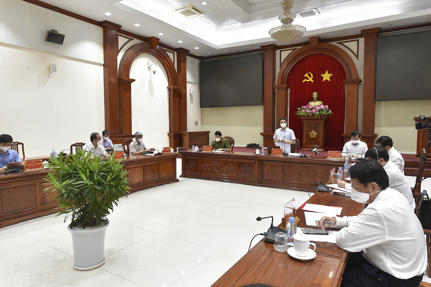 Ngày 21/7, Phó Thủ tướng Vũ Đức Đam và tổ công tác đặc biệt, đến kiểm tra công tác phòng, chống dịch tại ba tỉnh: Bến Tre, Tiền Giang, Vĩnh Long Tranh thủ từng ngày, từng giờ, hình thành phòng tuyến chống dịch vững chắc