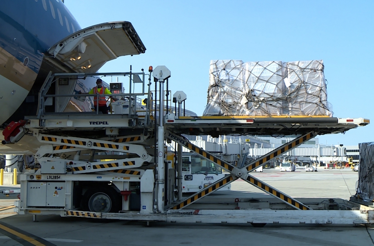 Hơn 6,2 tấn trang thiết bị, vật tư y tế về đến sân bay Nội Bài