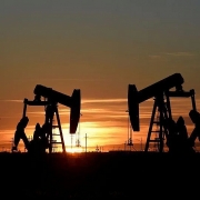 Giá dầu ổn định trong tuần khi rủi ro nguồn cung đi cùng với lo ngại tăng trưởng kinh tế
