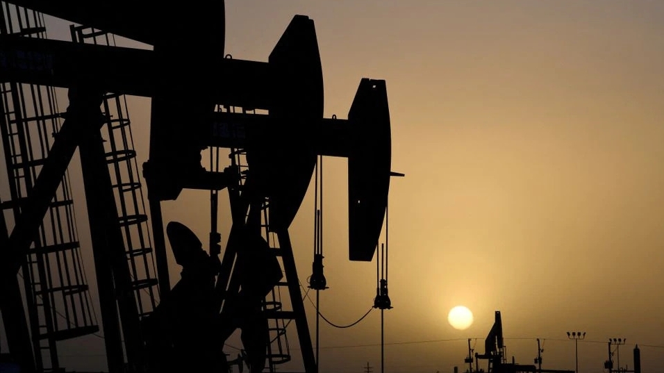Dầu tăng 4 USD khi OPEC+ cân nhắc cắt giảm sản lượng lớn nhất kể từ năm 2020