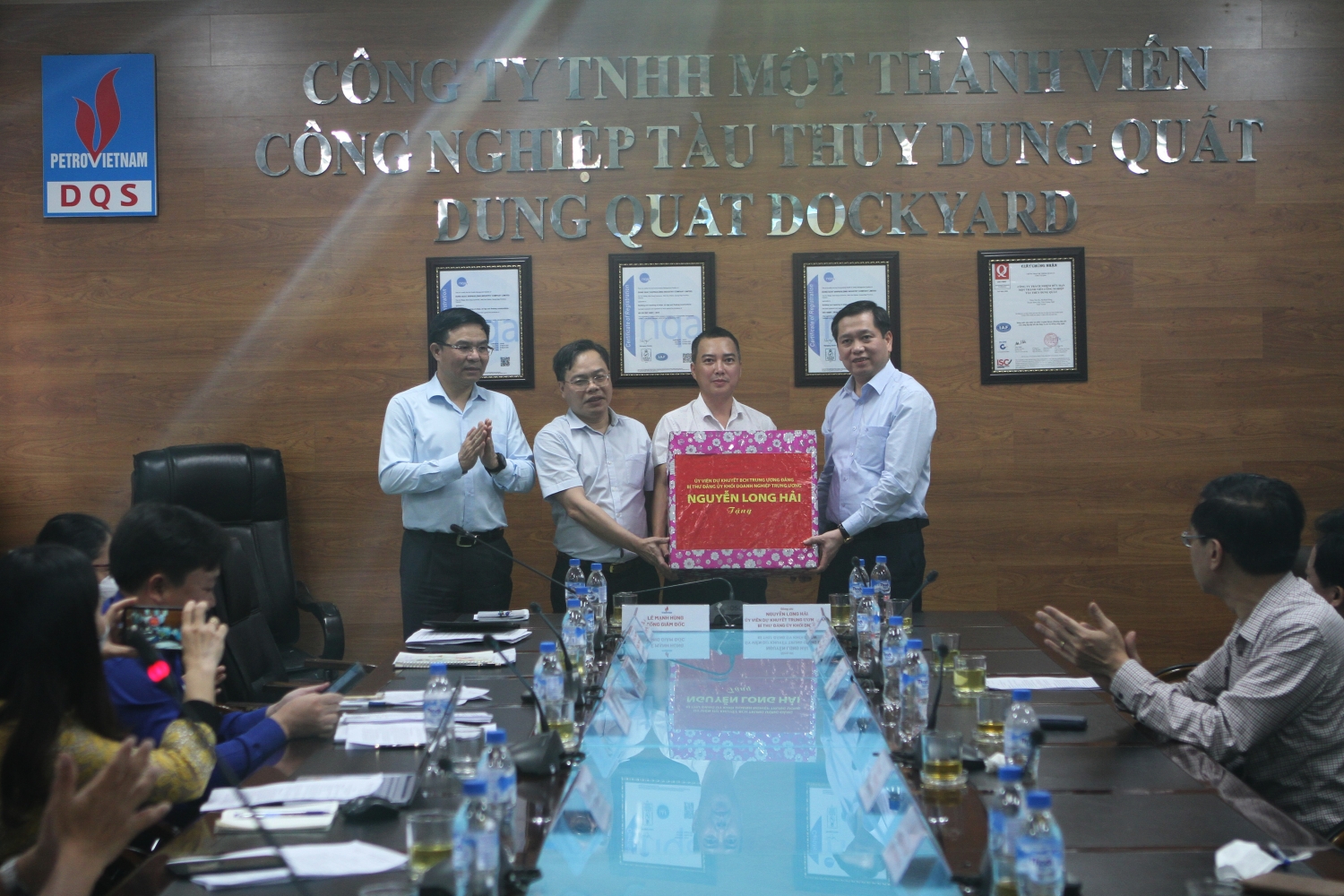 Đồng chí Nguyễn Long Hải - Bí thư Đảng uỷ Khối DNTW tặng quà động viên người lao động DQS.