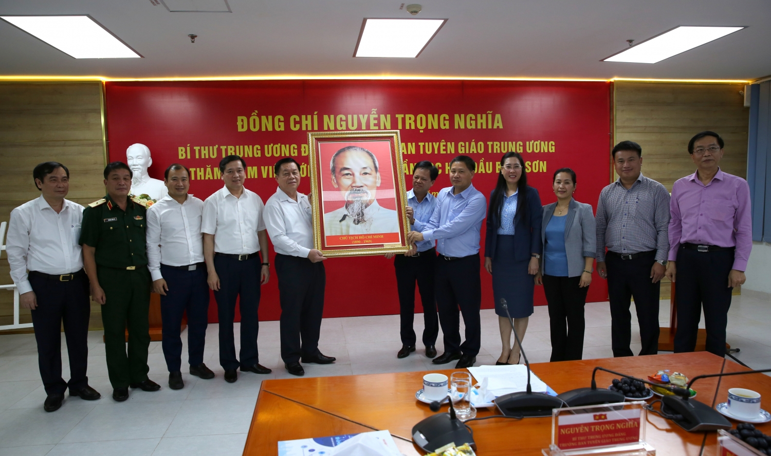 Ban Tuyên giáo Trung ương tặng bức ảnh Bác Hồ cho Đảng bộ BSR.
