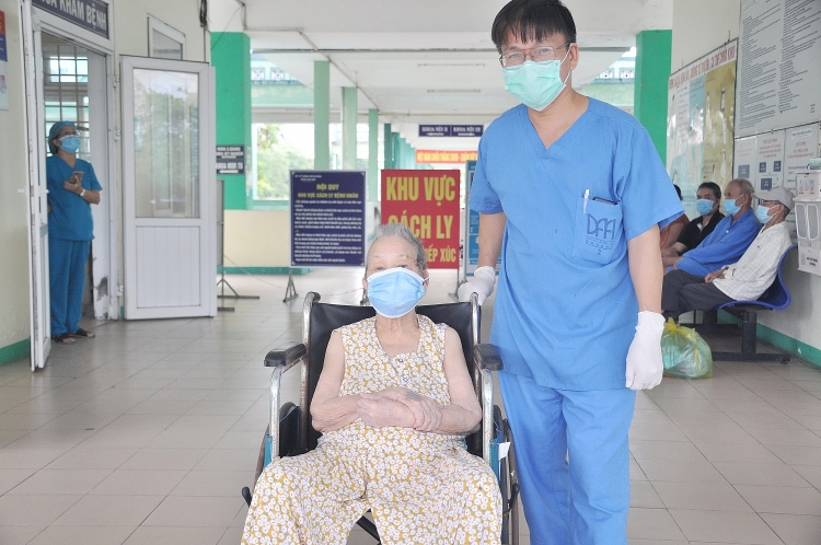 Đà Nẵng cứu sống nhiều bệnh nhân Covid-19 lớn tuổi và bệnh nền nặng Đà Nẵng cứu sống nhiều bệnh nhân Covid-19 lớn tuổi và bệnh nền nặng