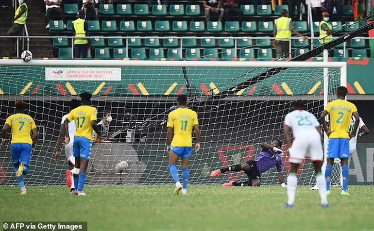 Trận đấu ở Cúp châu Phi gây sốc khi có tới 19 quả phạt đền - 2