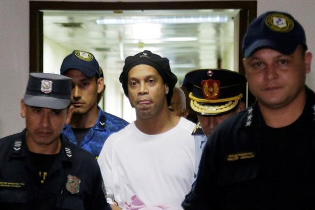 Ronaldinho đối diện với 10 năm tù tại Paraguay