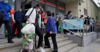 Người Bắc Kinh đổ xô mua sắm trước nguy cơ phong tỏa vì Covid-19