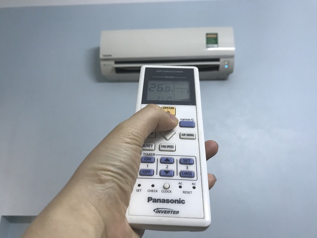 Đầu hè, thợ sửa điều hòa đắt sô, kiếm tiền không kịp thở - 1 Đầu hè, thợ sửa điều hòa đắt sô, kiếm tiền không kịp thở - 1