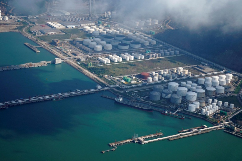 Trung Quốc tăng mua dầu giá rẻ của Nga khiến dầu Iran ế ẩm - 1