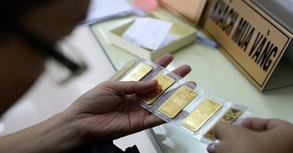 Giá vàng giảm, quỹ đầu tư bất ngờ bán ra 2,3 tấn vàng