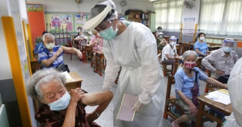 Ca mắc Covid-19 tại Đài Loan tăng 1.000%, dân đổ sang Mỹ tiêm chủng