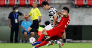 Báo Hàn Quốc giận dữ trước lối đá thô bạo của cầu thủ Trung Quốc