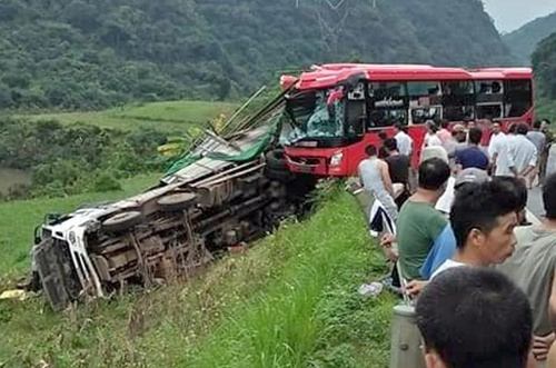 xe khach dam duoi xe tai hai nguoi chet