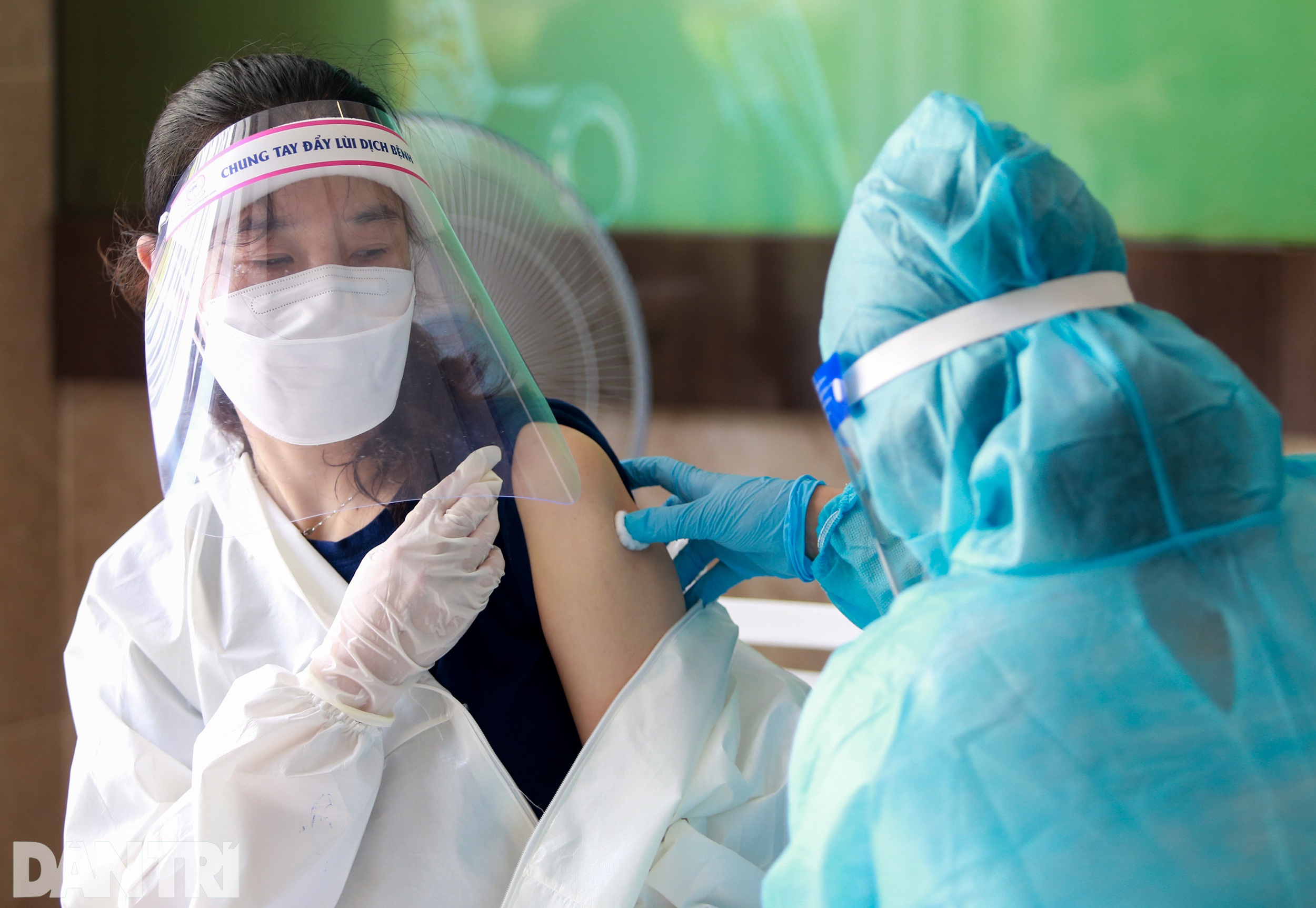Người nước ngoài ở  TPHCM được tiêm vắc xin: Chúng tôi vui mừng và biết ơn - 10
