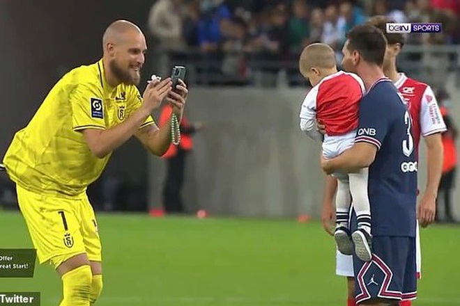 Messi để lại ấn tượng đẹp khi chụp ảnh cùng con trai thủ môn Reims - 1