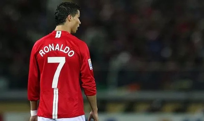 C.Ronaldo sáng cửa mặc áo số 7 huyền thoại của Man Utd - 2