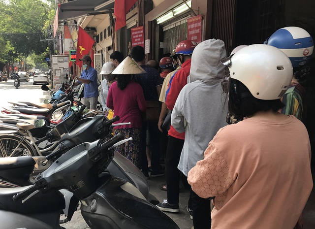 Dân Thủ đô như về thời bao cấp: Xếp hàng, chờ tới lượt mua bánh cúng rằm - 1 Dân Thủ đô như về thời bao cấp: Xếp hàng, chờ tới lượt mua bánh cúng rằm - 1