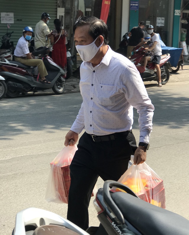 Dân Thủ đô như về thời bao cấp: Xếp hàng, chờ tới lượt mua bánh cúng rằm - 2 Dân Thủ đô như về thời bao cấp: Xếp hàng, chờ tới lượt mua bánh cúng rằm - 2