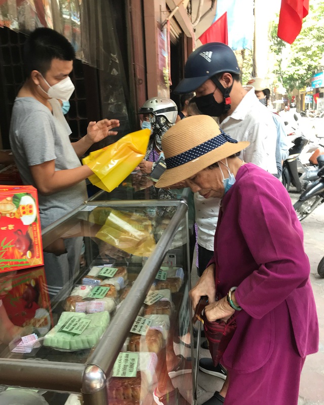 Dân Thủ đô như về thời bao cấp: Xếp hàng, chờ tới lượt mua bánh cúng rằm - 4 Dân Thủ đô như về thời bao cấp: Xếp hàng, chờ tới lượt mua bánh cúng rằm - 4