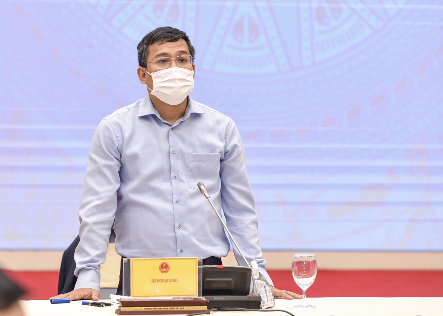 Tiếp cận vaccine là một trong những vấn đề ưu tiên, trọng tâm hàng đầu của Chính phủ Tiếp cận vaccine là một trong những vấn đề ưu tiên, trọng tâm hàng đầu của Chính phủ