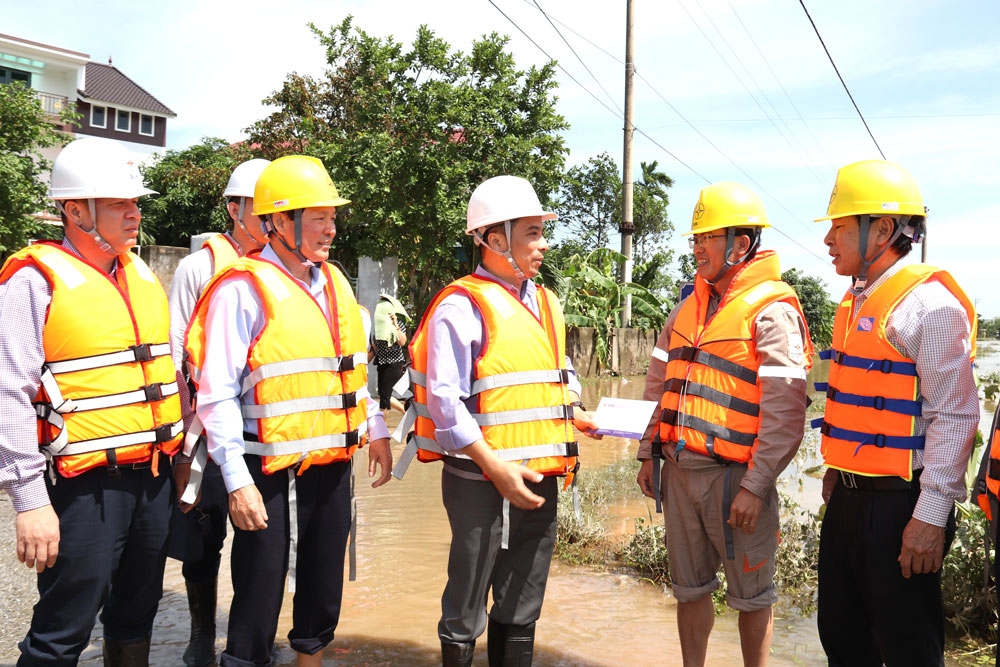 nuoc rut den dau cap dien den do tren tinh than dam bao an toan