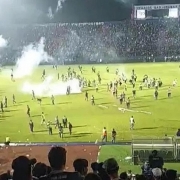 Bạo loạn trong trận bóng đá ở Indonesia, 127 người chết