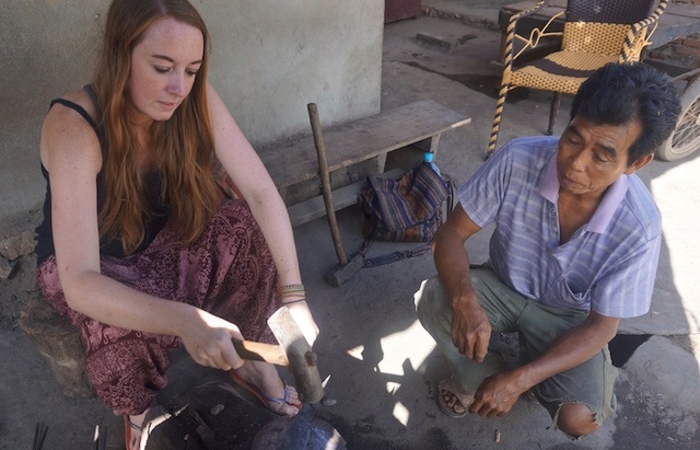 Dân nghèo Việt dạy nghề thủ công cho “Tây”, nhẹ nhàng kiếm 24 triệu đồng/tháng Chia sẻ
