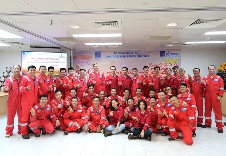 lanh dao biendong poc va dai dien gazprom lam viec va chuc tet cbnv tren gian pqp ht