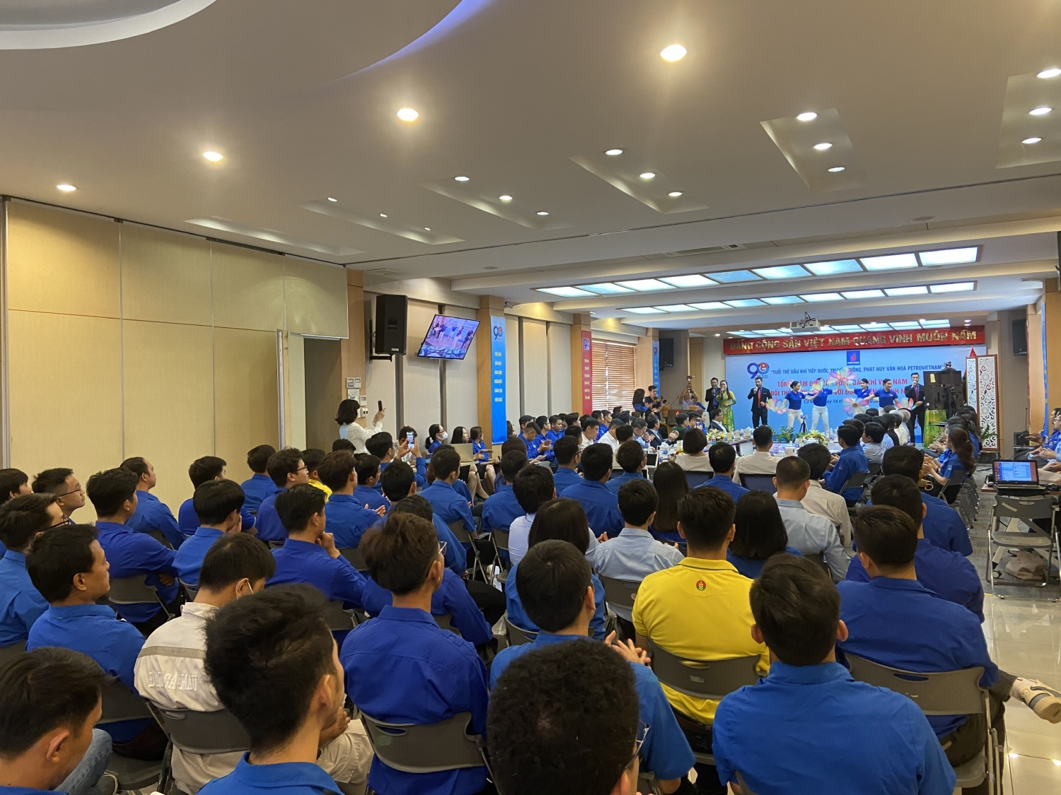 {LIVE} Đối thoại trực tuyến giữa Tổng Giám đốc Petrovietnam với đoàn viên, thanh niên Dầu khí trên cả nước {LIVE} Đối thoại trực tuyến giữa Tổng Giám đốc Petrovietnam với đoàn viên, thanh niên Dầu khí trên cả nước
