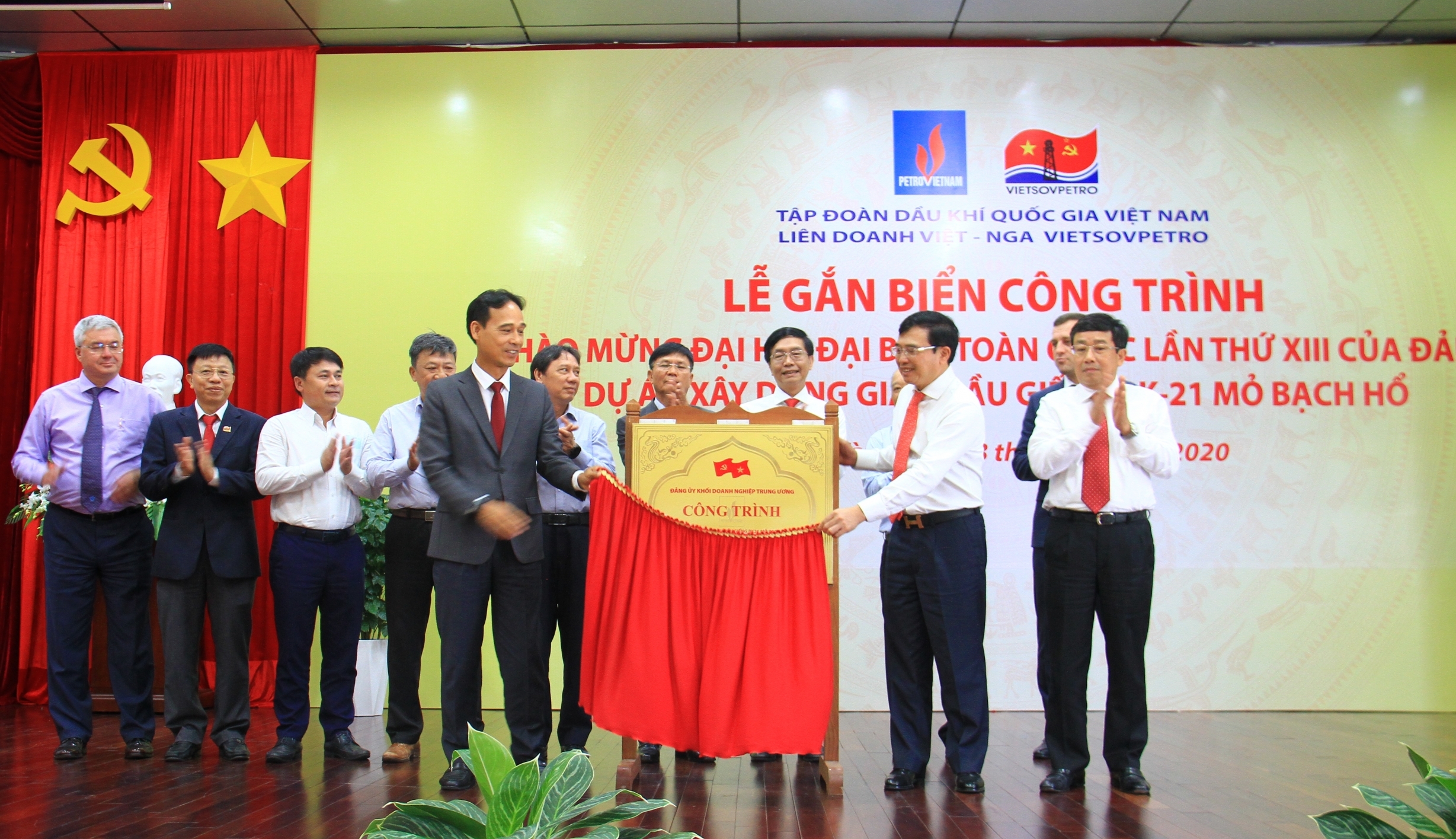 Gắn biển công trình "Giàn BK-21, mỏ Bạch Hổ" chào mừng Đại hội đại biểu toàn quốc lần thứ XIII của Đảng