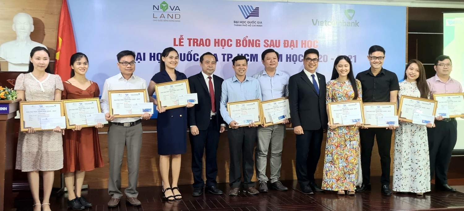 PGS.TS Vũ Hải Quân và Tổng Giám đốc Tập đoàn Novaland Bùi Xuân Huy trao học bổng cho các nghiên cứu sinh có thành tích xuất sắc