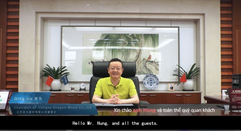 Do tình hình dịch bệnh không thể đến tham dự sự kiện ông Qing Jiu - Chủ tịch HĐQT Jiangsu Dragon Wood đã gửi đến Ông Duơng Minh Hùng - Chủ tịch HĐQT Halogreen video chia sẻ về gỗ siêu bền Accoya