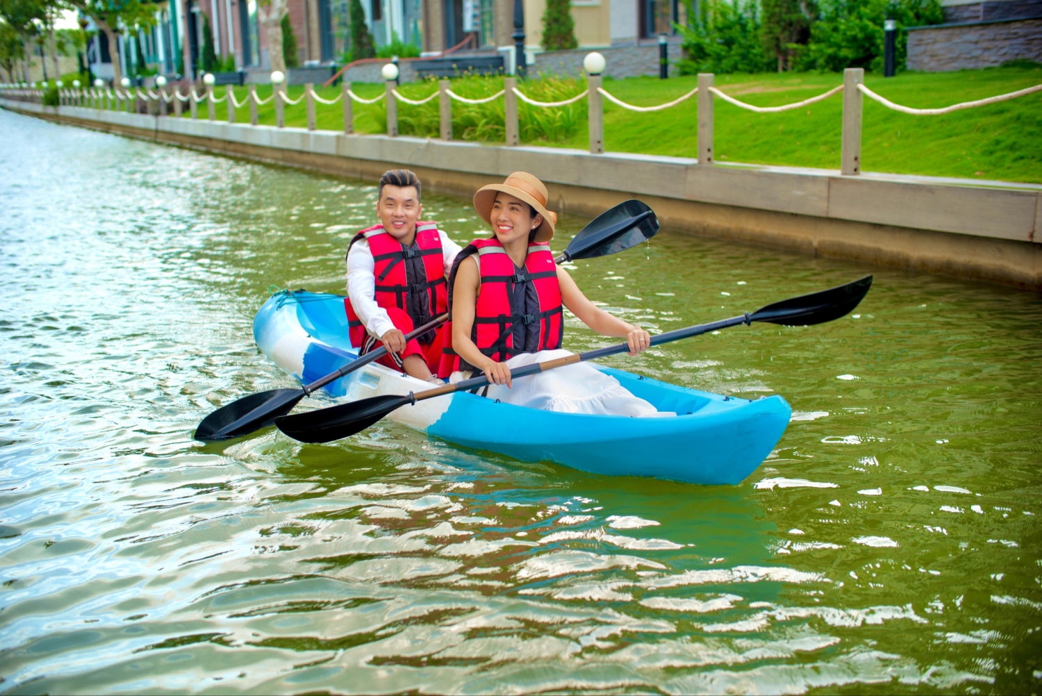 Ca sĩ Ưng Hoàng Phúc cùng vợ trải nghiệm chèo thuyền kayak