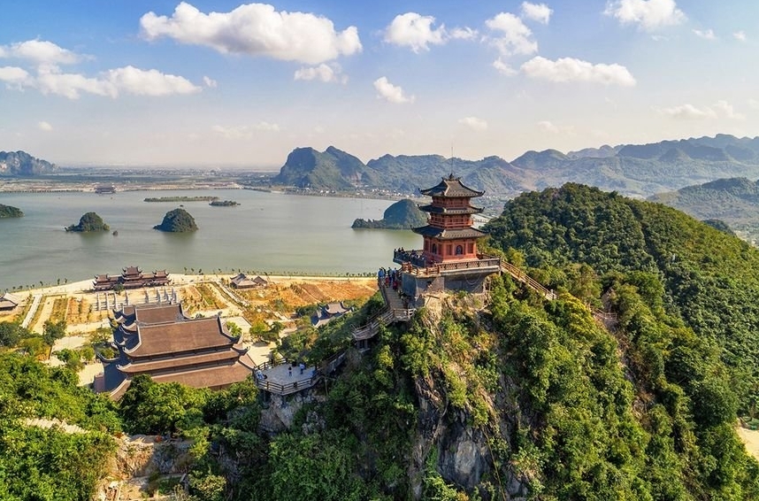 Chiêm bái và thưởng ngoạn cảnh sắc hai ngôi chùa lớn nhất Việt Nam
