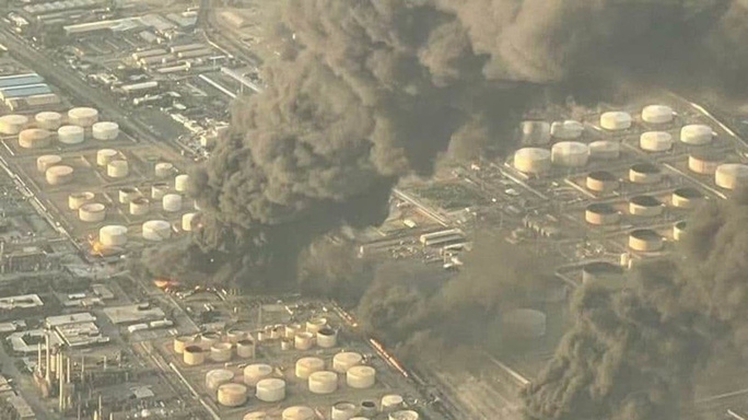 Cháy lớn tại nhà máy lọc dầu Iran