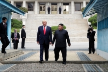 buoc chan cua trump vao lanh tho trieu tien va phan ung trai chieu