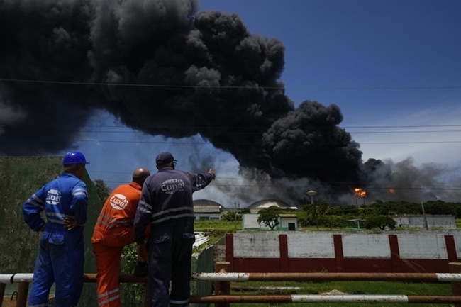 Cuba vẫn đang nỗ lực khống chế đám cháy tại kho dầu lớn nhất