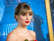 Taylor Swift tặng mỗi fan 3.000 USD để vượt qua dịch Covid-19