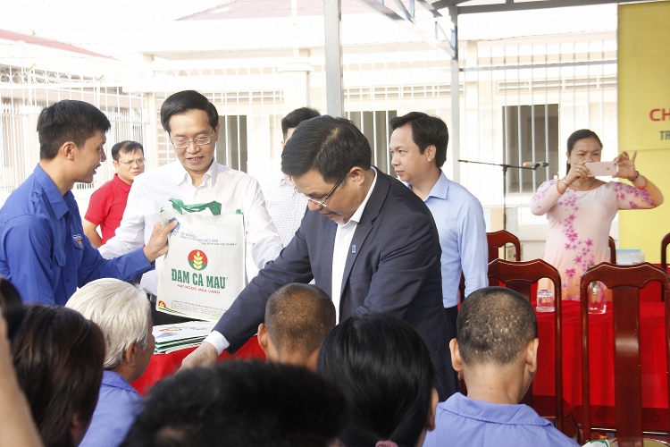 Tổng giám đốc Petrovietnam Lê Mạnh Hùng thăm và tặng quà tại Trung tâm nuôi dưỡng người tâm thần Cà Mau