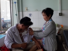 ten cuop no nhieu phat sung uy hiep nan nhan bo chay vi dan ket