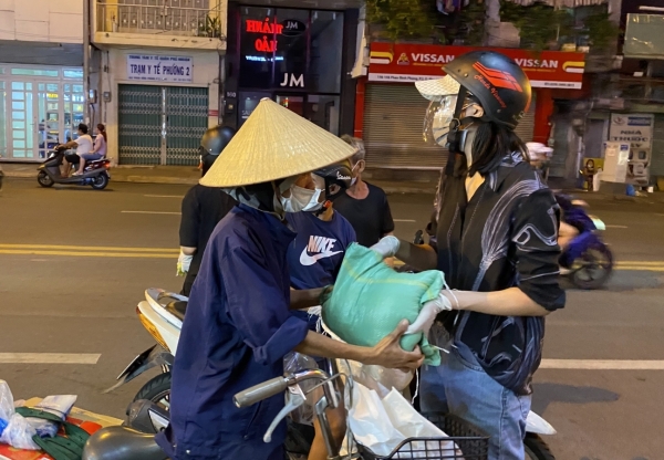Hoa hậu Tiểu Vy trao tặng 3 tấn gạo cho người nghèo tại TP.HCM - Vimarsana News
