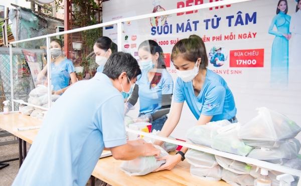 Các Hoa hậu nấu 15.000 suất ăn cho bà con nghèo tại TP.HCM - Vimarsana News
