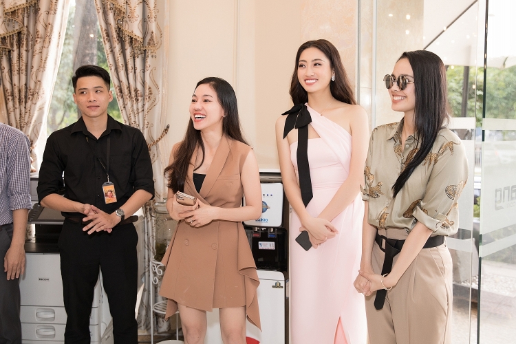 Hoa hậu Megan Young ăn phở, uống trà đá miễn phí khi đến Việt Nam
