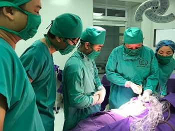 be mot ngay tuoi co khoi u quai vung cut