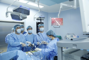 lan dau tien ung dung phuong phap noi soi hoan toan dieu tri ung thu