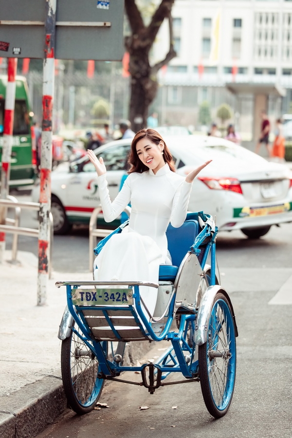 Hoa hậu Khánh Vân diện áo dài xuống phố đón xuân hoa hau khanh van dien ao dai xuong pho don xuan